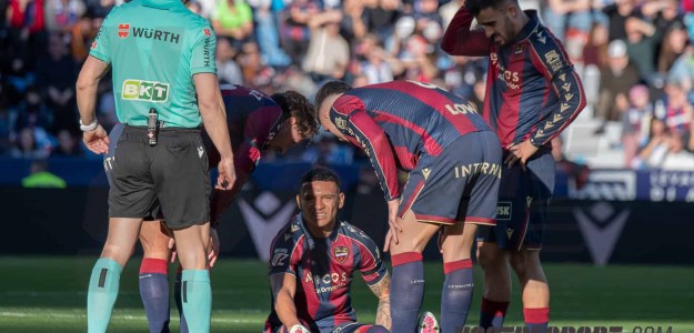 Kervin Arriaga durante un partido con el Levante UD esta temporada