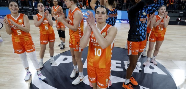 Jugadores de Valencia Basket masculino y femenino durante partidos de Liga Endesa