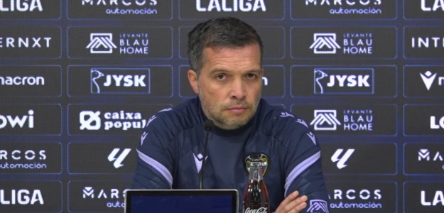 Luís Castro sonríe durante la rueda de prensa previa al derbi valenciano