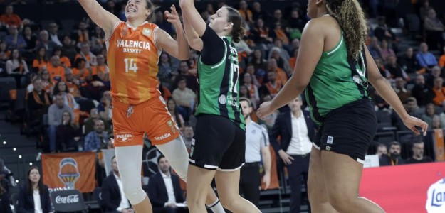 Jugadoras Valencia Basket celebrando victoria ante Joventut Badalona Liga Femenina