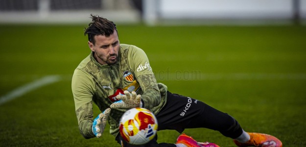Stole Dimitrievski durante un partido con el Valencia CF en Mestalla