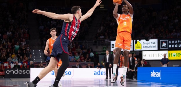 Jean Montero celebra durante la victoria del Valencia Basket ante Baskonia