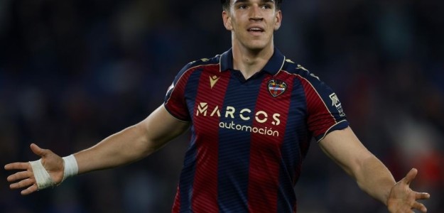 Carlos Espí celebra uno de sus dos goles ante el Alavés