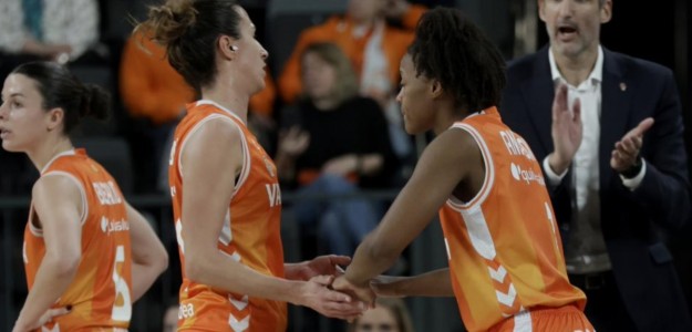 Jugadores del Valencia Basket sub-18 durante un entrenamiento previo al torneo NextGen