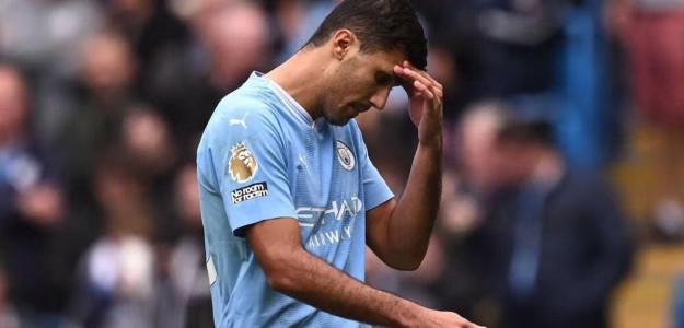 Rodri protesta una decisión arbitral durante partido Manchester City Tottenham