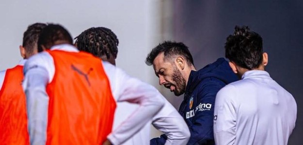 Carlos Corberán dirigiendo entrenamiento Valencia CF Paterna cantera