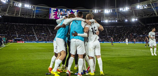 Carlos Corberán celebra la victoria del Valencia CF en el derbi ante el Levante UD
