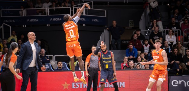 Jugadores del Valencia Basket celebran la victoria en Andorra durante la Liga Endesa