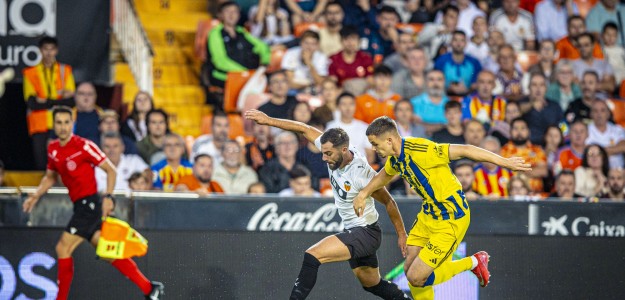 Jugadores del Valencia CF durante un entrenamiento preparando el partido contra el Real Oviedo