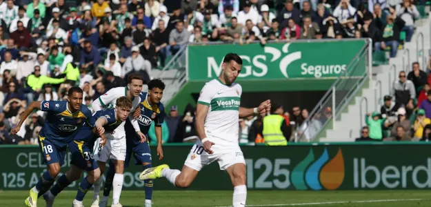 Rafa Mir celebra el gol de penalti del Elche ante el Espanyol
