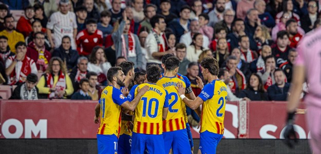 Jugadores del Valencia CF celebrando la victoria ante el Sevilla en el Pizjuán