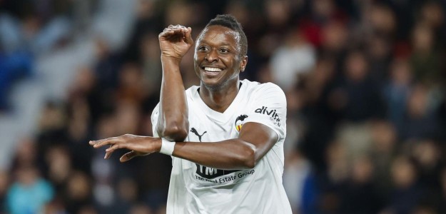 Umar Sadiq y Unai Núñez durante un entrenamiento del Valencia CF en la Ciudad Deportiva