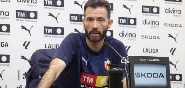 José Luis Gayà celebra su partido 400 con el Valencia CF en Oviedo