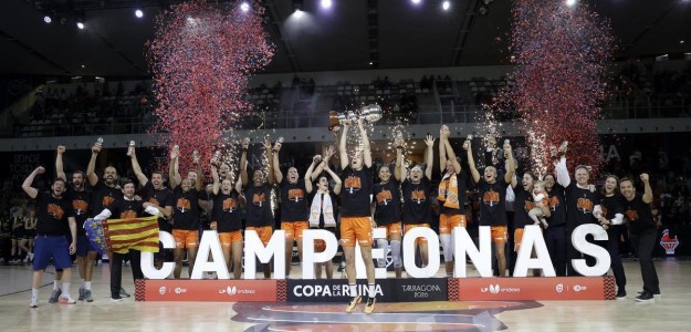 Jugadoras del Valencia Basket celebran el título de Copa de la Reina en Tarragona