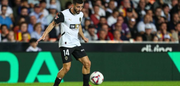 José Luis Gayà recibe atención médica tras el golpe en Sevilla