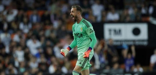 Aaron Escandell portero Real Oviedo durante partido LaLiga