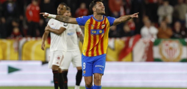 Hugo Duro celebra un gol con la camiseta del Valencia CF en Mestalla