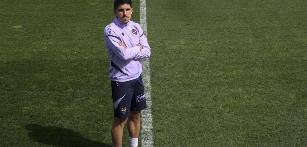 Luís Castro dirigiendo un entrenamiento del Levante UD previo al partido contra el Rayo