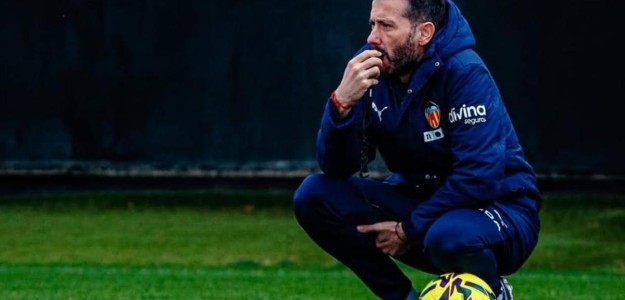 Carlos Corberán dirigiendo al Valencia CF desde el banquillo de Mestalla