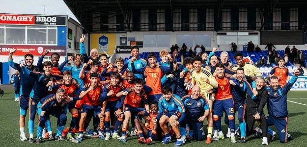 Marc Martínez celebra la clasificación con España sub-17