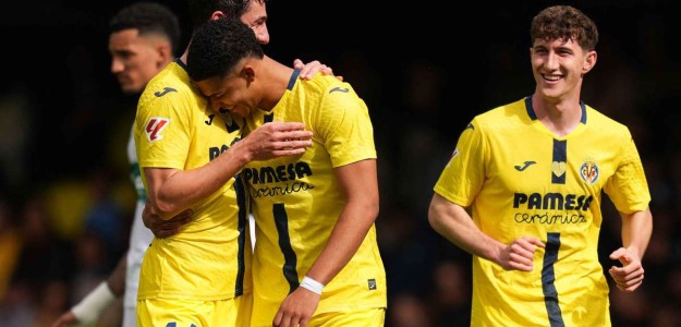Jugadores del Villarreal CF celebran la victoria ante el Elche CF en La Cerámica