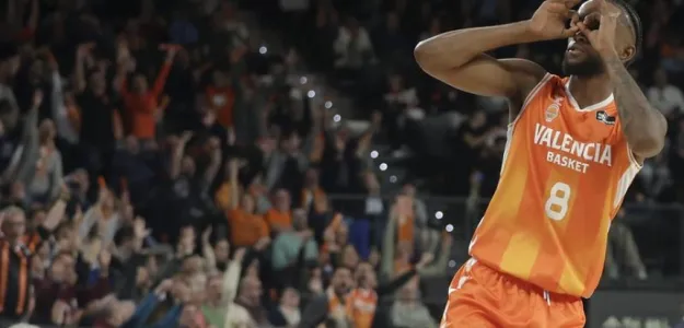 Jean Montero celebra una canasta durante la victoria del Valencia Basket ante UCAM Murcia