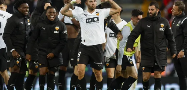 Hugo Duro celebra su gol decisivo en la remontada del Valencia CF