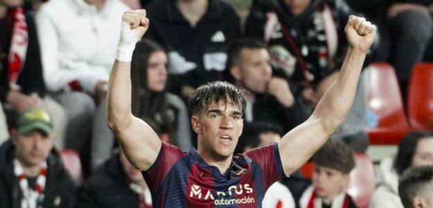 Carlos Espí celebra un gol con la camiseta del Levante UD