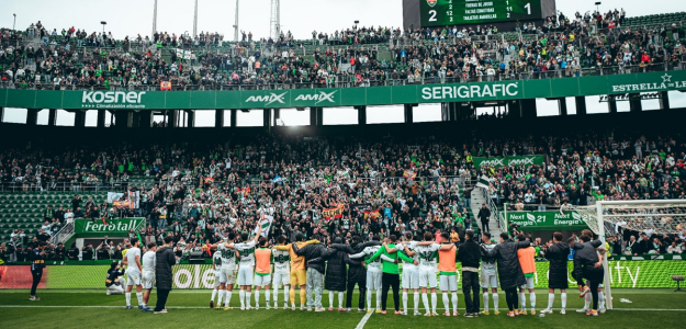 Jugadores del Elche celebran la victoria ante el Mallorca en el Martínez Valero