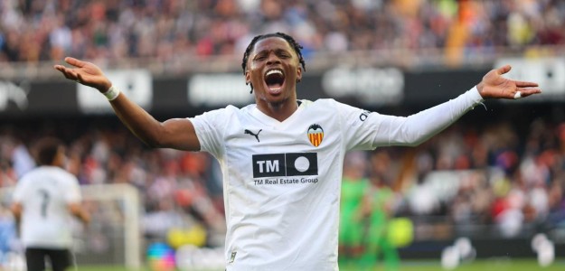Ramazani celebra su gol de penalti ante Osasuna en Mestalla