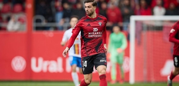 Alberto Marí durante un partido con el CD Mirandés esta temporada