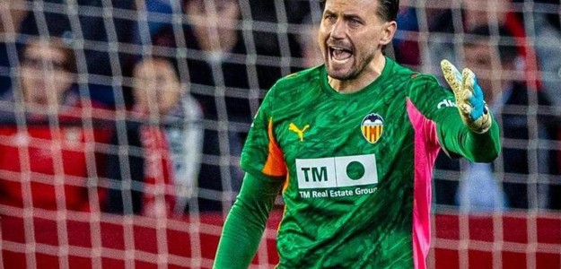 Dimitrievski durante un entrenamiento del Valencia CF en la Ciudad Deportiva