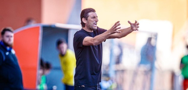 Miguel Ángel Angulo dirigiendo entrenamiento Valencia Mestalla banquillo