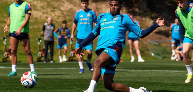 Cristhian Mosquera durante su debut con la selección española absoluta