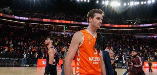 Nate Reuvers durante un partido con Valencia Basket en Fonteta