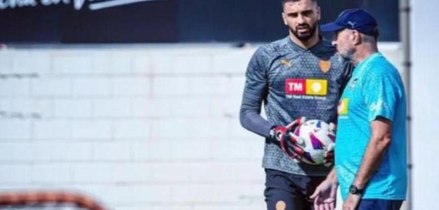 Mamardashvili durante un entrenamiento con el Valencia CF en Mestalla
