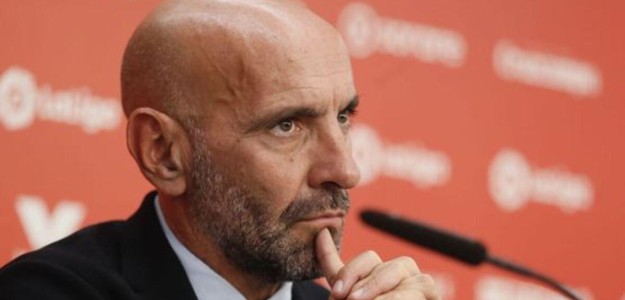 Monchi gesticula durante una rueda de prensa como exdirector deportivo