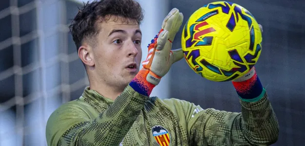 Julen Agirrezabala durante un entrenamiento del Valencia CF en la Ciudad Deportiva
