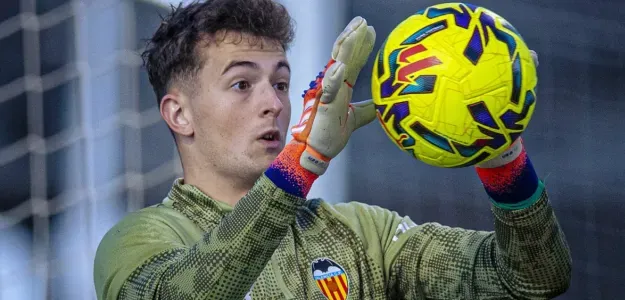 Julen Agirrezabala durante un partido con el Valencia CF en Mestalla