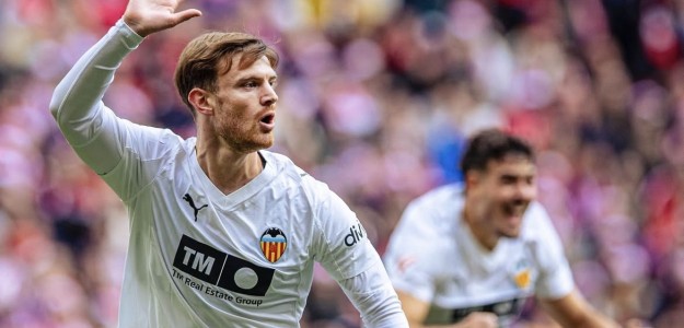 Lucas Beltrán durante una entrevista hablando sobre su futuro en Valencia CF