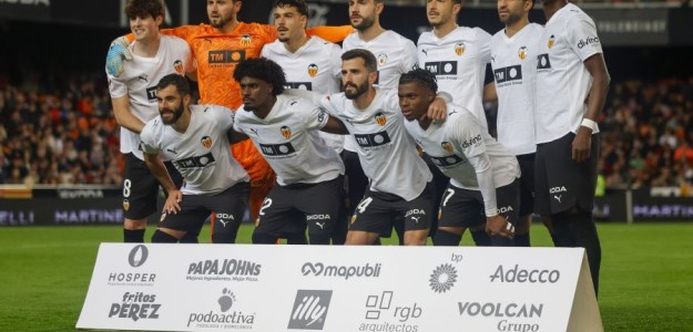 Jugadores del Valencia CF durante un entrenamiento preparando el partido
