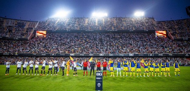 Jugadores del Valencia CF durante un entrenamiento previo al partido contra el Oviedo