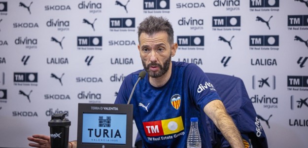 Carlos Corberán durante la rueda de prensa en Paterna antes del Valencia CF Oviedo