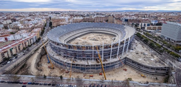 Vista exterior del Nou Mestalla en construcción con grúas trabajando