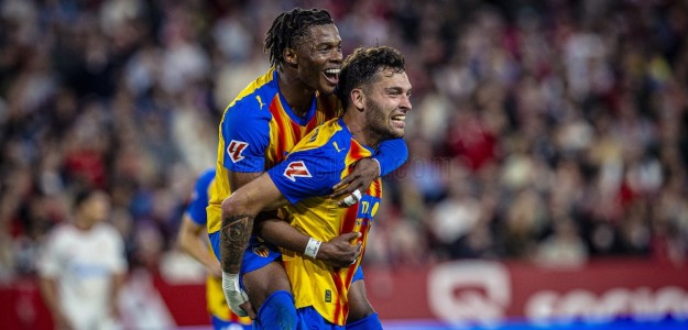 Ramazani celebra un gol con la camiseta del Valencia CF en Mestalla