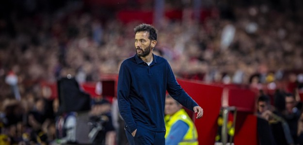 Carlos Corberán dirigiendo al Valencia desde el banquillo durante un partido