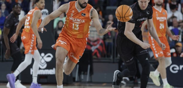 Jugadores Valencia Basket celebran victoria en La Fonteta
