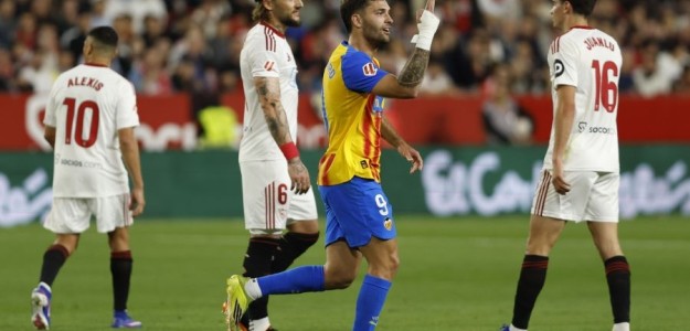 Hugo Duro celebra un gol con la camiseta del Valencia en Mestalla
