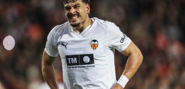 Filip Ugrinic durante un entrenamiento del Valencia CF en Paterna