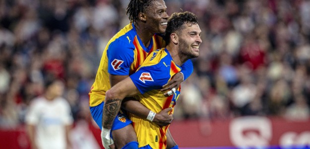 Jugadores del Valencia CF celebran durante un partido en Mestalla